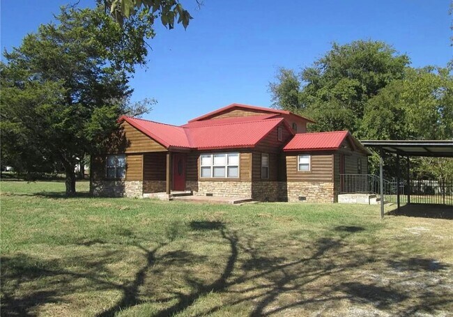 Primary Photo - 4 Bedroom 2 Bath for Rent near Lake Texoma