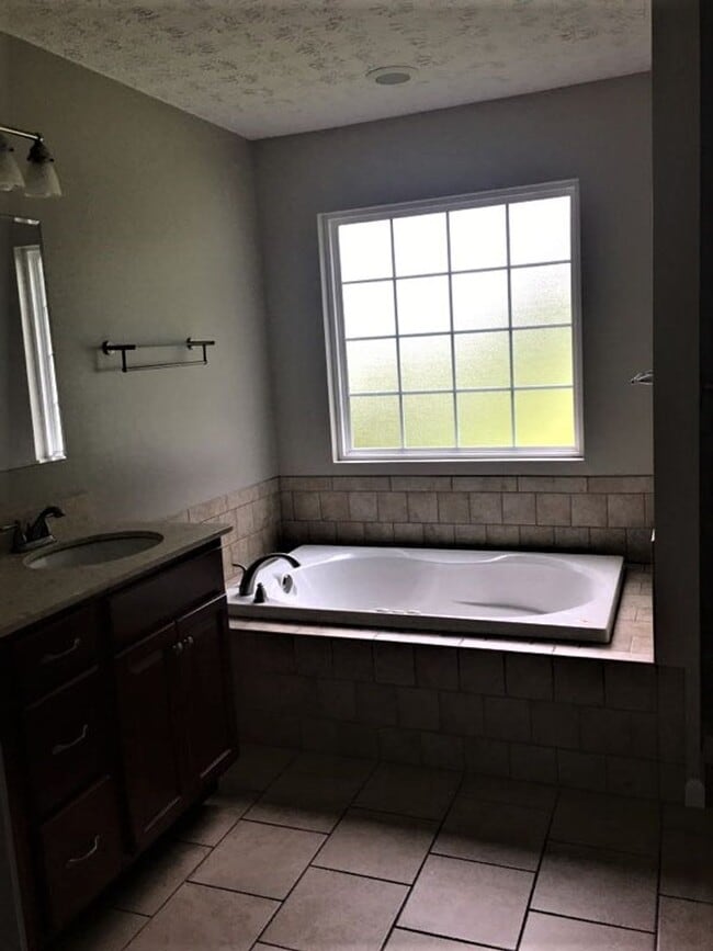 Building Photo - Immaculate Townhouse in Barboursville
