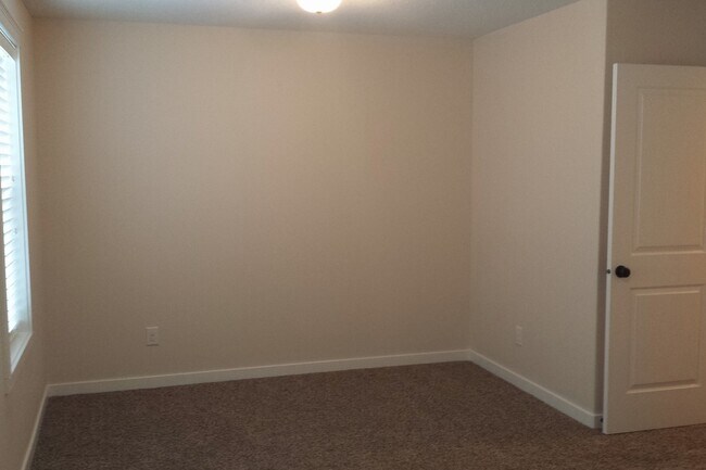 Building Photo - Spacious & Beautiful Home in Great Locatio...