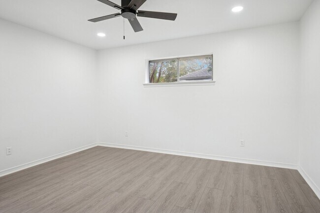 Building Photo - 7626 Dentcrest Dr