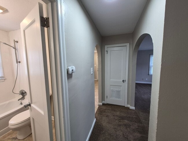 Building Photo - 2 bedroom home with 1+ car garage, pet friendly!