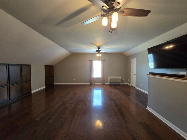 Building Photo - MOVE-IN SPECIAL!! $250 OFF First Month