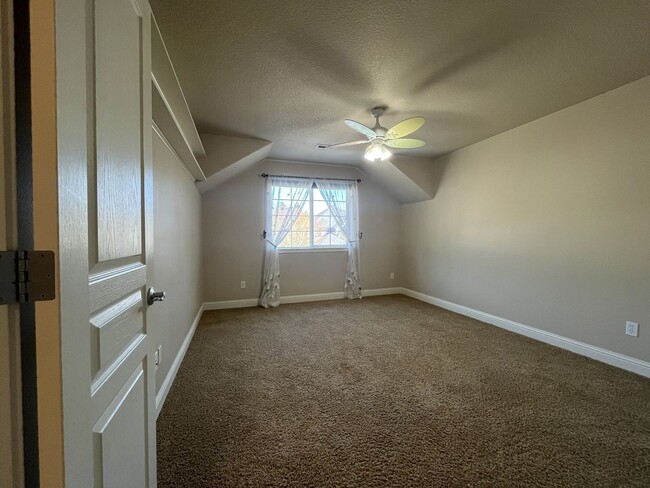 Building Photo - Beautiful 5 Bedroom Home + Office with Grand Entry, Gourmet Kitchen & Private Backyard