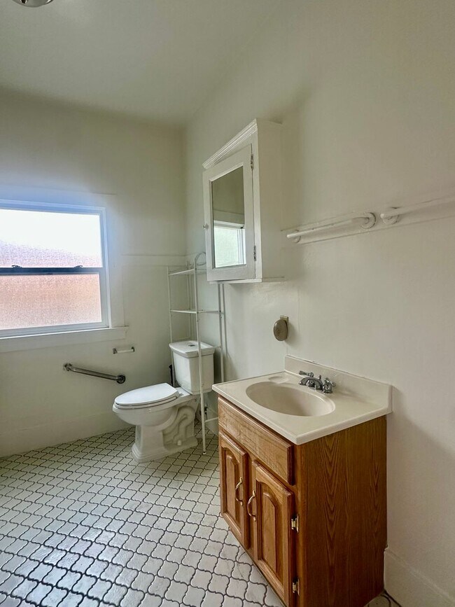 Building Photo - 6bedroom house full of charm steps from UC Berkeley!