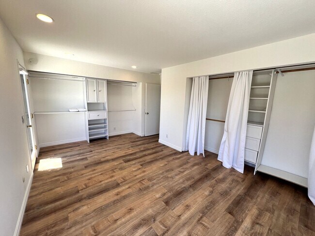 Building Photo - ONE LEVEL ONE BEDROOM TOP-UNIT CONDO IN HEADLANDS WITH STUNNING BAY VIEWS