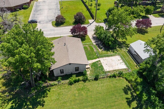 Building Photo - 2 or 3 bed/1 bath house in Indian Hills av...