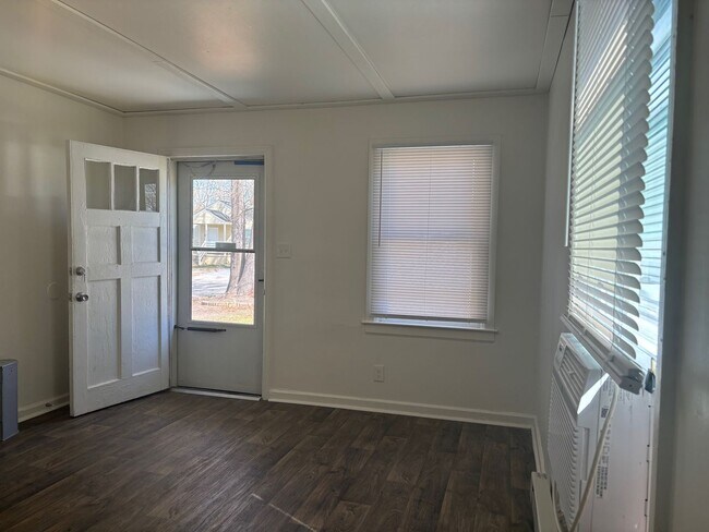 Building Photo - 2 Bed, 1 Bath home located in Greensboro!