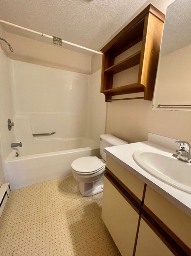 Building Photo - ONTARIO - 2 Bedroom Available!