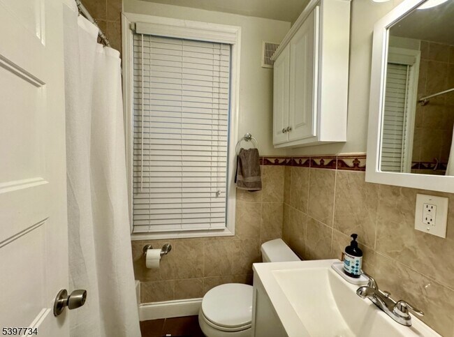 Building Photo - 10 Willowdale Ave