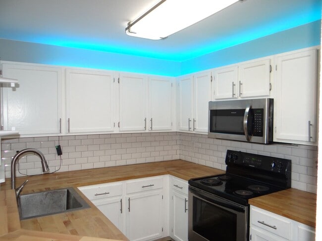 Building Photo - 1 bed 1 bath condo with 650 sf. with detached garage off Jewell and Sheridan