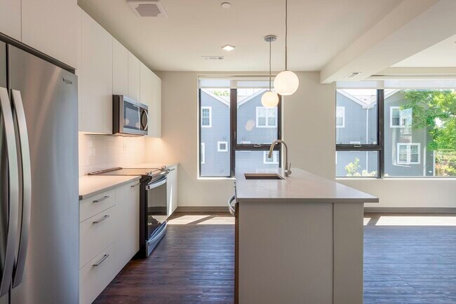 Primary Photo - 166 Main St