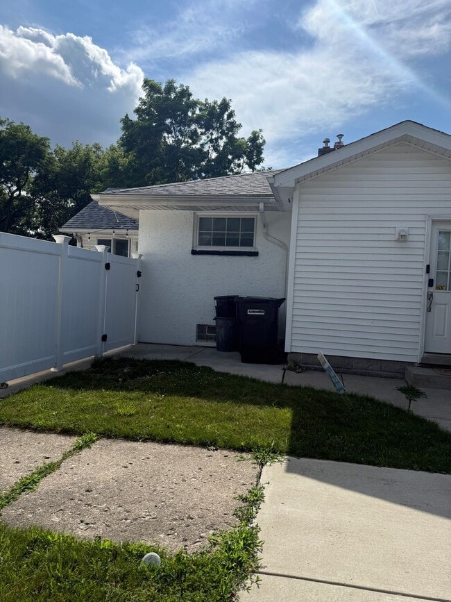 Building Photo - 3 bedroom 2 bath in the heart of Niagara F...