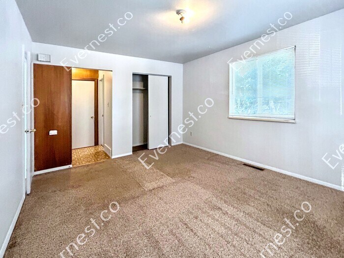 Building Photo - 954 W Moreno Ave