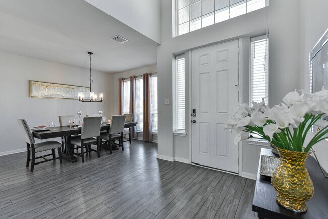 Building Photo - 6306 Golden Gate Dr