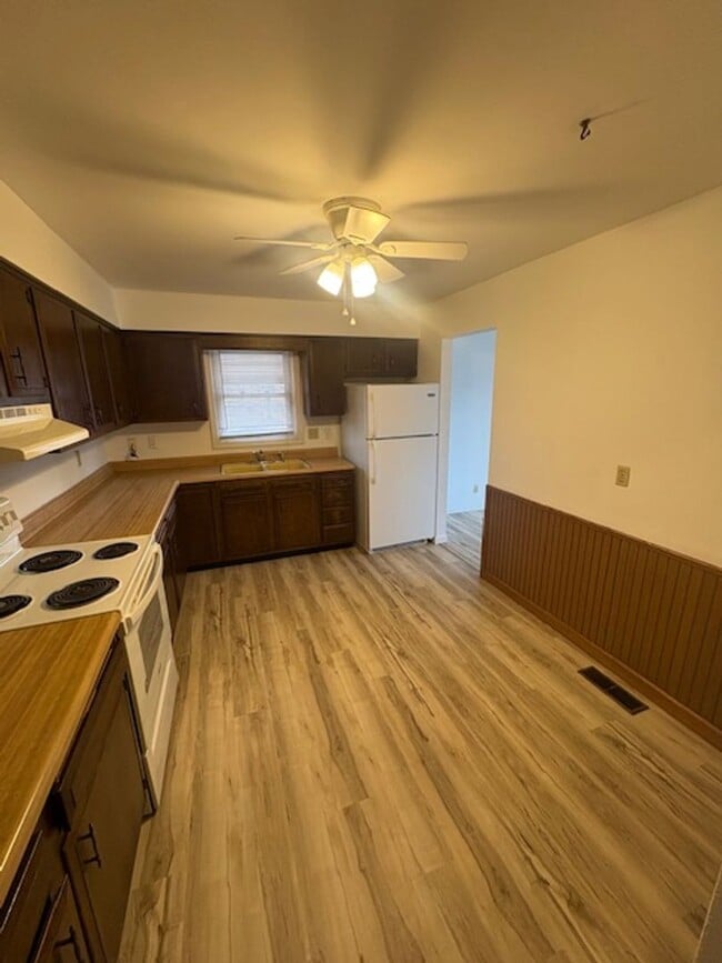 Building Photo - 737-737 E Gift Ave