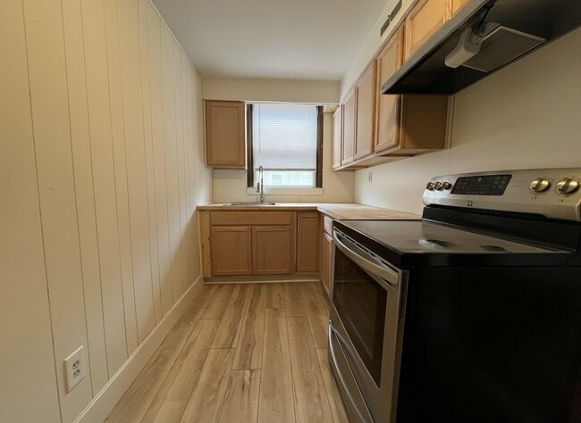 Building Photo - 2214 Bond Ave