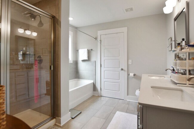Building Photo - Pet Friendly Four Bedroom!