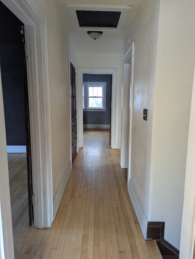 Building Photo - 828 E Thomas St