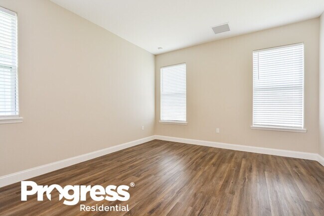Building Photo - 14 Eleven Oaks Cir