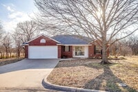 Building Photo - Charming 3 Bed 2 bath with Scenic Views, on quiet cul-de-sac in Cleburne!