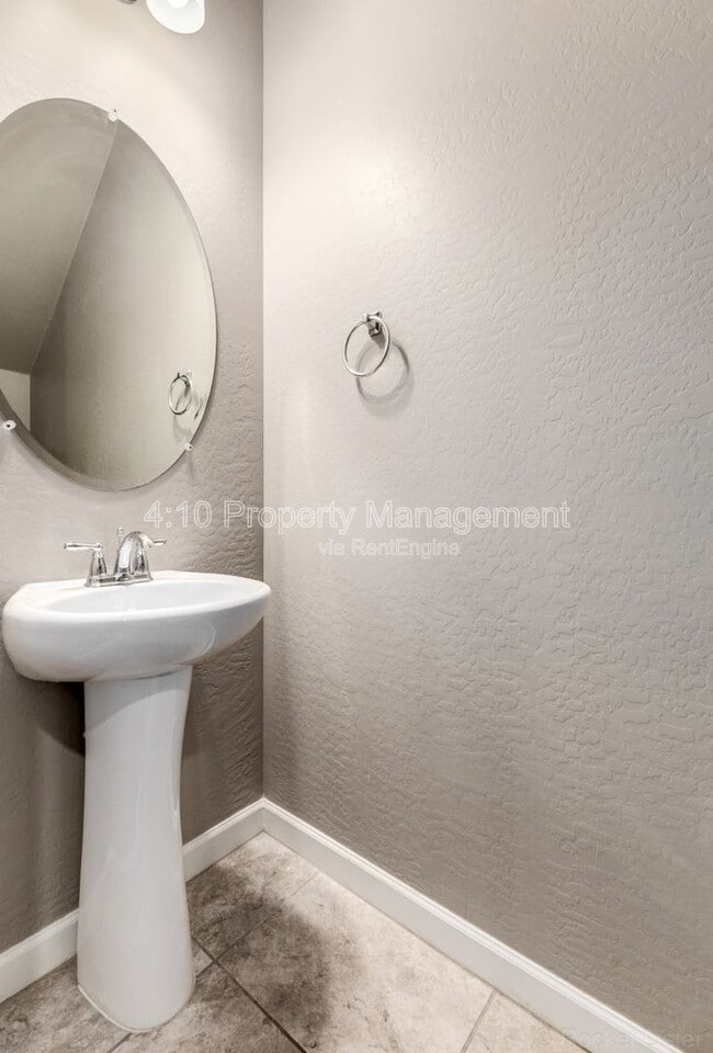 Building Photo - 1367 S Country Club Dr