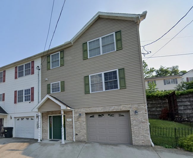 Building Photo - 822 Quadrilla St