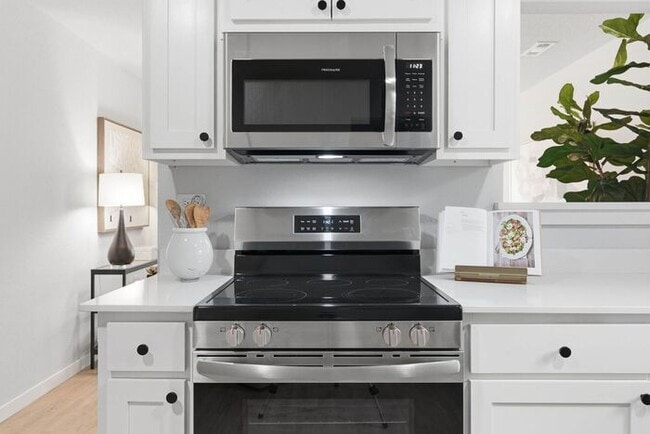 Building Photo - All Appliances Included! Lawn Care Included! Fully Remodeled 2/1/1 Broken Arrow!