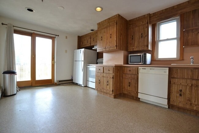 Building Photo - 232 Bennington St