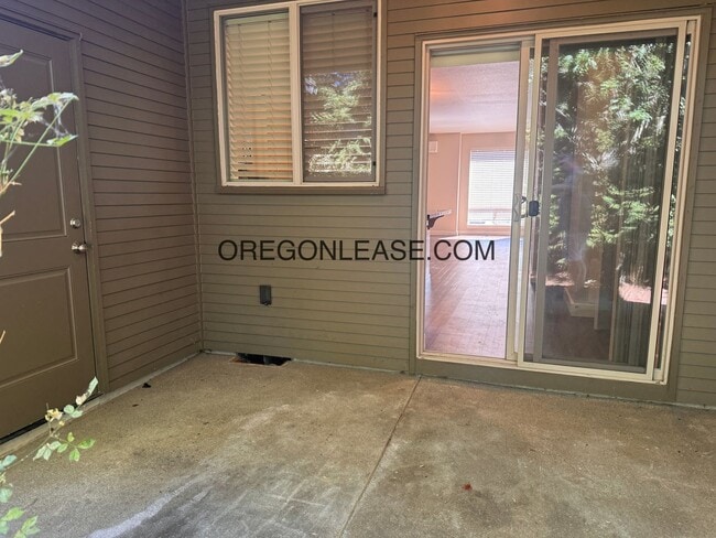 Building Photo - 2 bedroom 2.5 bath townhouse in Cal Young Area