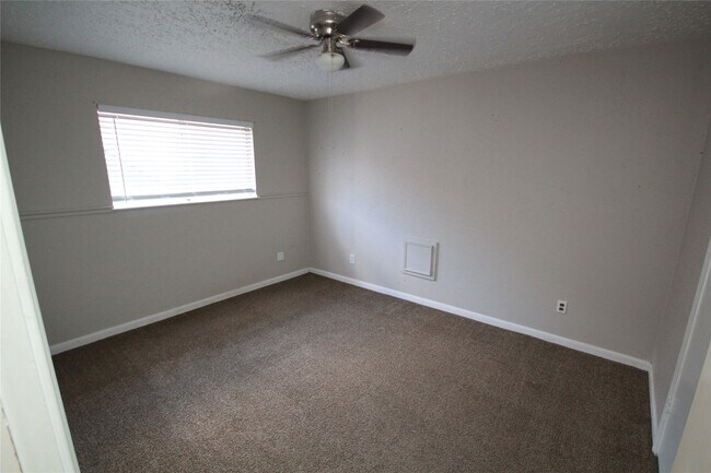 Building Photo - 22619 Braken Carter Ln