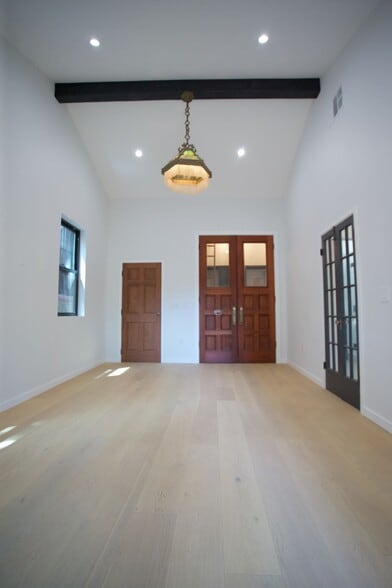 Building Photo - 2119 Hyperion Ave