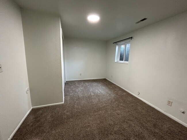 Building Photo - 400 E 4 plex