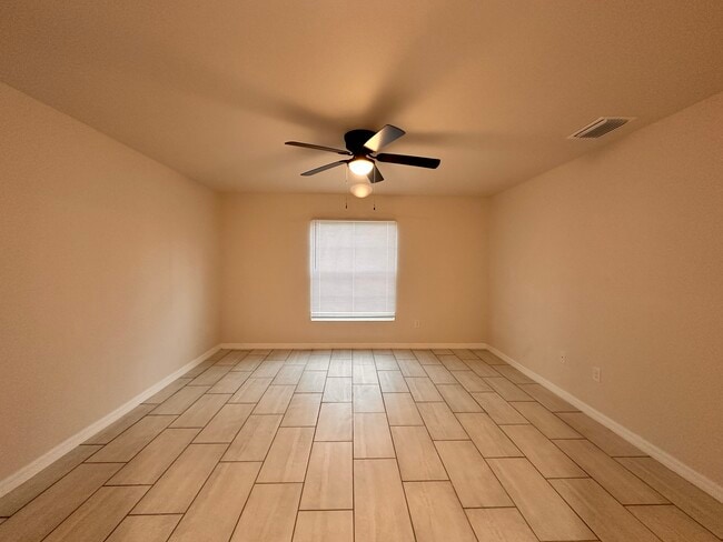 Building Photo - 1800 Coral Point Dr