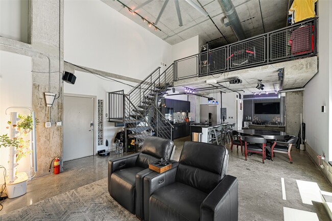 Building Photo - 2000 Bagby St