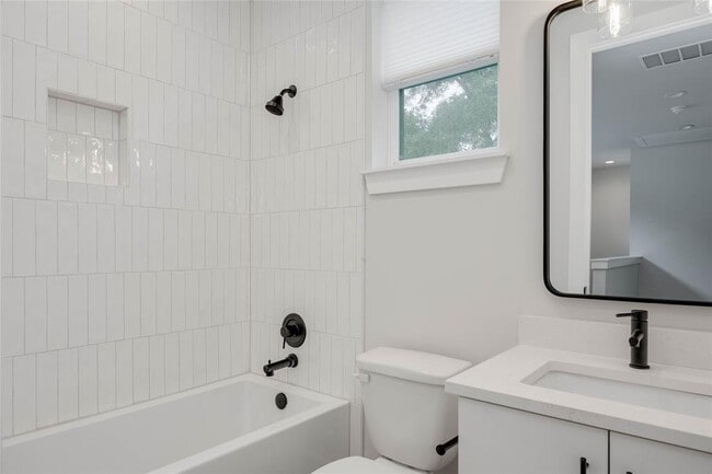 Building Photo - 1406 E 2nd St