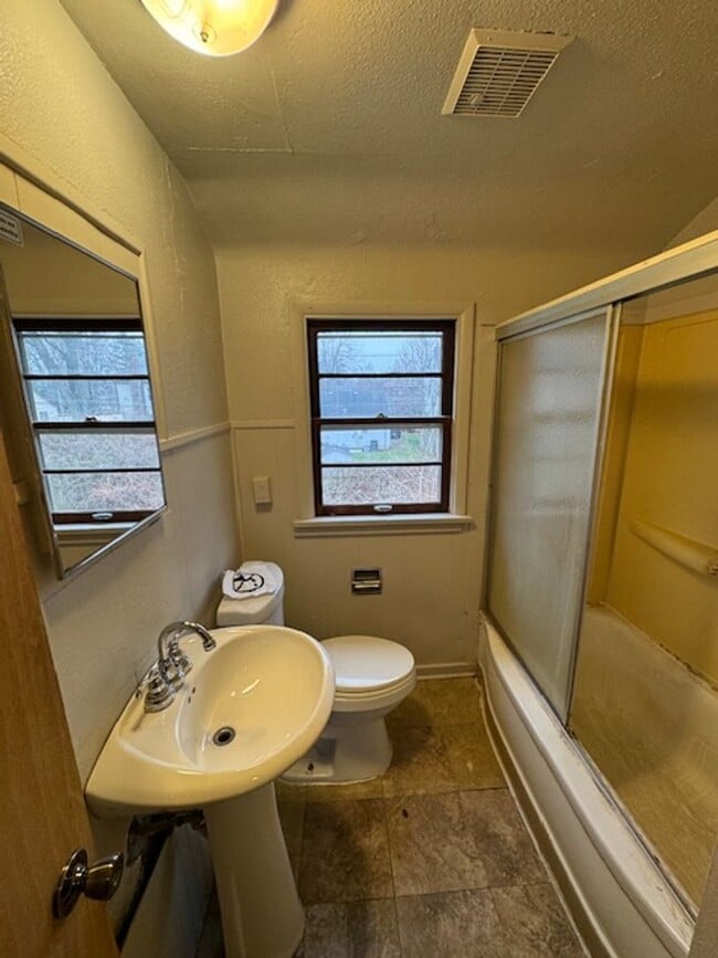 Building Photo - 1341 Fay Dr