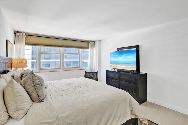 Building Photo - 2030 S Ocean Dr