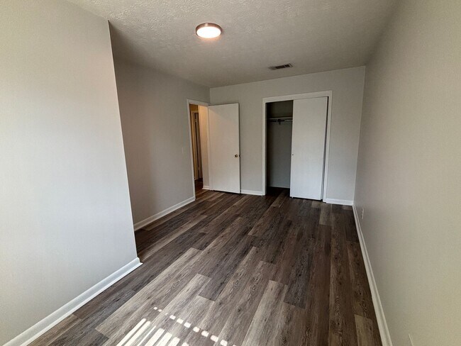 Building Photo - 3903 W 22nd St