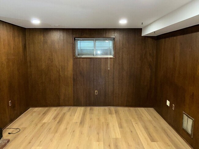 Building Photo - Very well maintained 4BR 2.5BA 5 level spl...