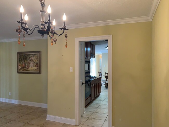 Building Photo - Metairie 3 Bedroom with Spacious Rooms and...