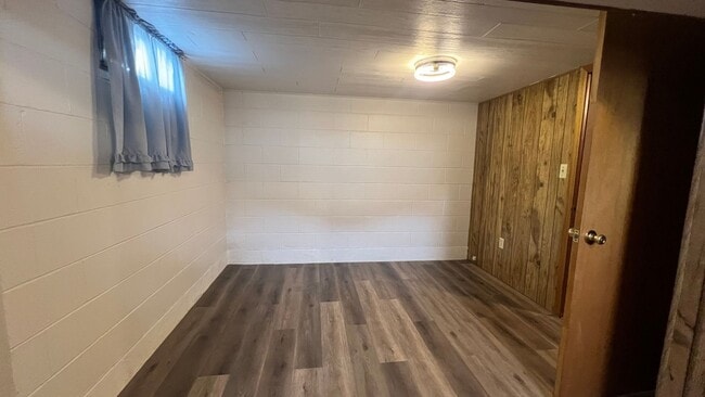 Building Photo - Lovely Spacious House in great location !!