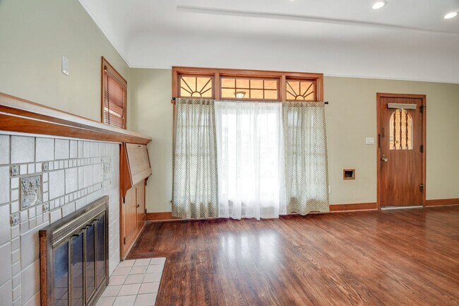 Building Photo - 4725 Kensington Dr