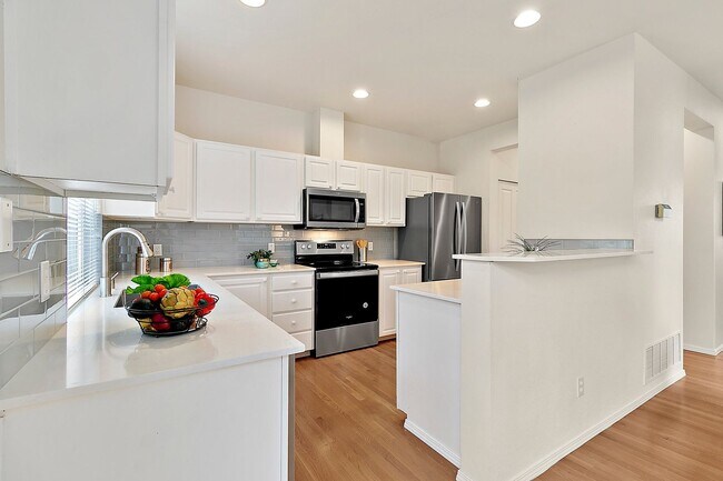 Building Photo - 3bd/2.5ba Bellevue Condo