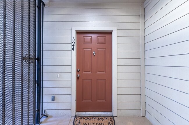Building Photo - 6607 Lake Woodlands Dr