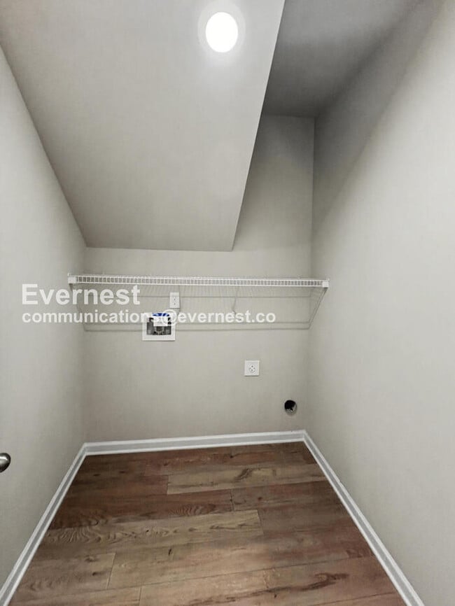 Building Photo - 3 Bed, 2.5 Bath Home with Fenced Yard & Garage / Pet-Friendly / Available Now!