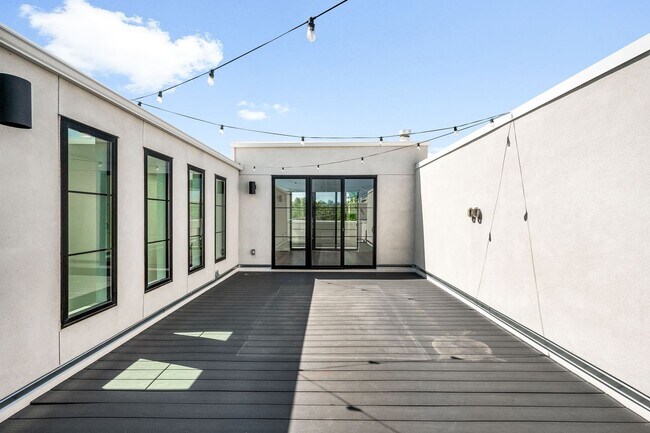 Building Photo - LUX 3BD, 5BA Modern Townhome at 9th & CO Near Congress Park