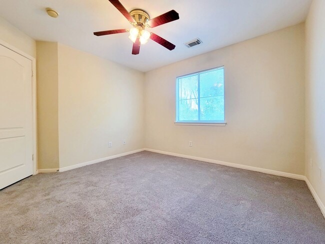Building Photo - Large 4 Bed, 2.5 Bath Home Perfect for Com...