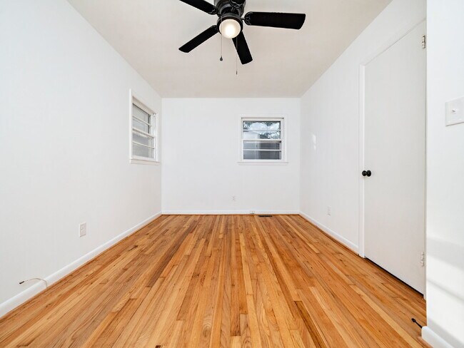 Building Photo - "Charming 3-Bed Home with Gleaming Hardwood Floors on Sheffield Road!"