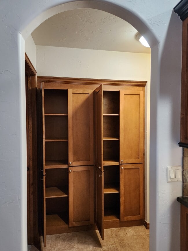 Building Photo - 3808 Kensington Dr