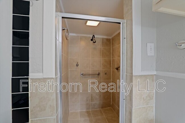 Building Photo - 2528 Luz Dr